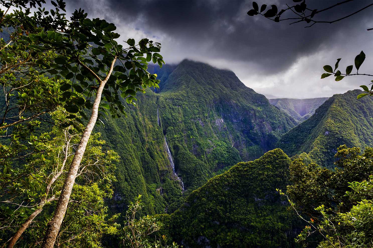 Valle y montañas de Takamaka en la Isla de Reunión