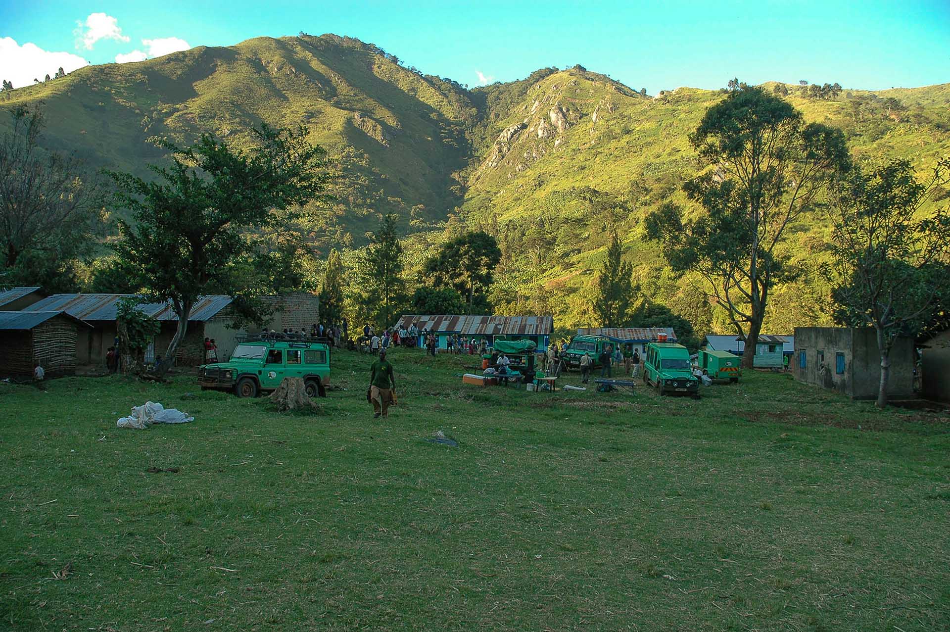 Enclavado en un campo cerca de Nyakalengija, nuestro campamento base ofrece un asiento de primera fila para contemplar la majestuosa ascensión de las montañas Rwenzori, donde la tierra se une al cielo en un dramático abrazo.
